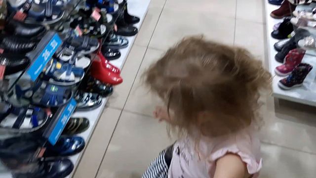 Даша выбирает весеннюю обувь - сандалики Выбор большой - хочется купить все смотреть онлайн