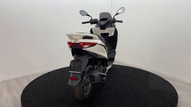 Aprilia SXR 50 2021 E5 Wit / Essence White 45km scooter bij Sunder Bromfietsen смотреть онлайн