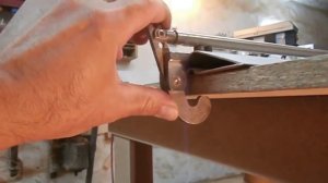 Быстрофиксируемая прижимная продольная линейка-упор для распиловочного стола своими руками