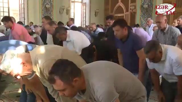 В мечетях Азербайджана совершен праздничный намаз смотреть онлайн