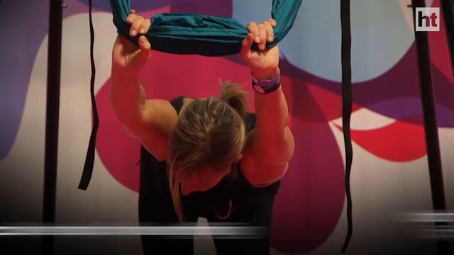 Aerial yoga amuses fitness enthusiasts смотреть онлайн