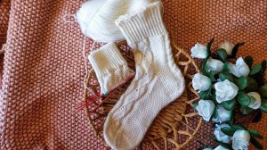 Ажурные носочки с рюшей. ( Часть 3). Подробное видео. Пятка и клин подьема.