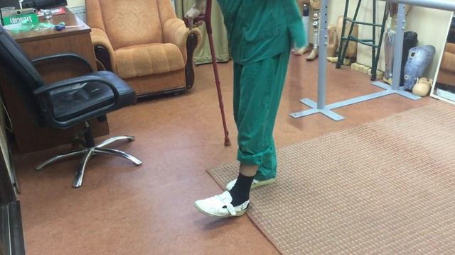 Учимся ходить на протезе. Первые шаги на протезе бедра. смотреть онлайн