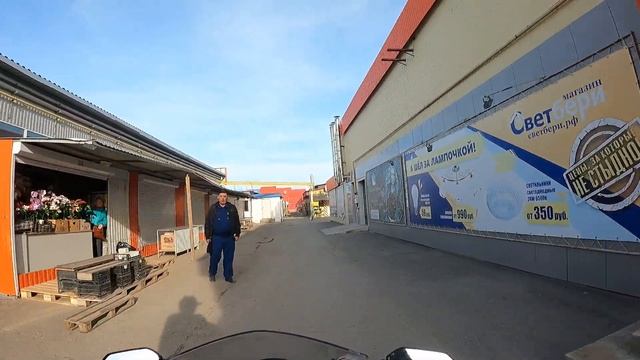 Еду на работу,встречает добродушный охранник,респект... смотреть онлайн