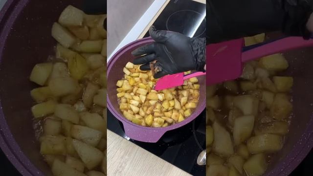 Пряная новогодняя #шарлотка #шарлоткарецепт #шарлоткасяблоками #пирогшарлотка #рецепт смотреть онлайн