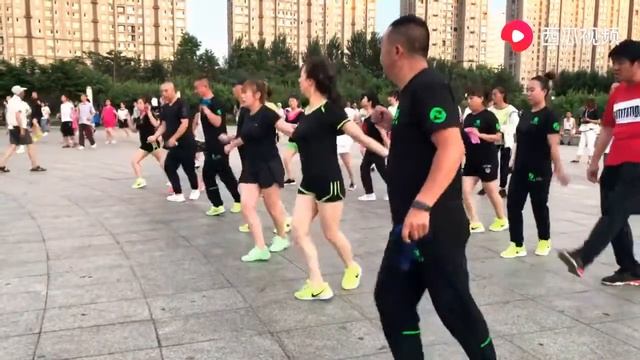 广场鬼步舞《带你到沙湾》锻炼身体就是跳，真棒