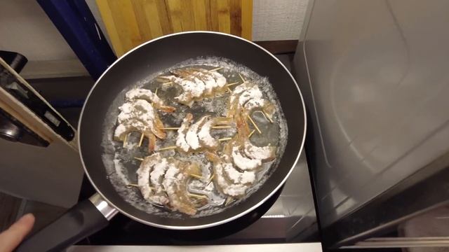 Жарим креветки на сковороде смотреть онлайн