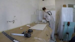 Фартук кухни из плитки в жилой квартире на кривые шпатлёванные стены.
