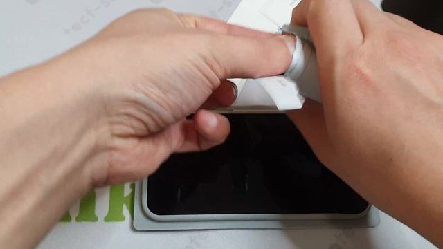 Наклеиваем приватное Anti Spy (антишпион) защитное стекло на iPhone 13 Pro Max смотреть онлайн