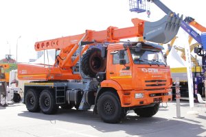 Экскаватор-планировщик UDS-224 на шасси полноприводного автомобиля КАМАЗ-43118.