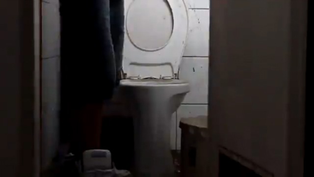Петарда в туалете смотреть онлайн