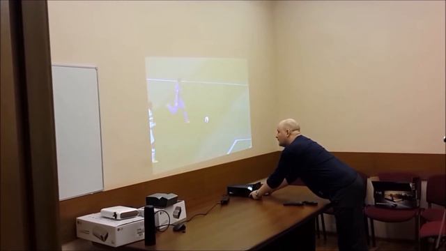 Увеличения яркости изображения, создаваемого ультакороткофокусным проектором смотреть онлайн