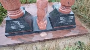 Различные гранитные памятники на кладбище России . Варианты благоустройства захоронений.