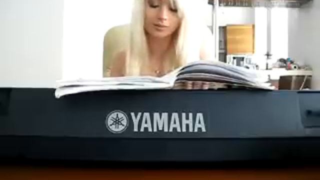 Багиня надрывно воет о чем-то непонятном.