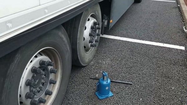 Замена колеса на полуприцепе, без опыта.