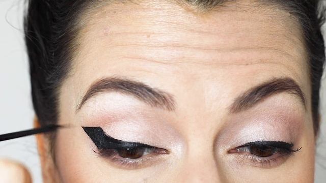 Dramatic 60s Cat Eye Makeup Tutorial⎢VINTAGE TIPS & TRICKS смотреть онлайн