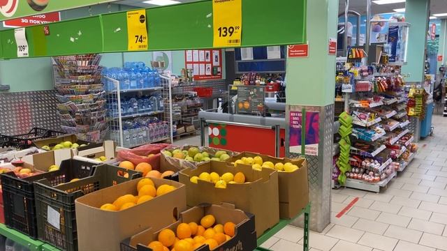 Почему в Пятерочке именно на входе ставят фрукты, овощи и товары по акции смотреть онлайн