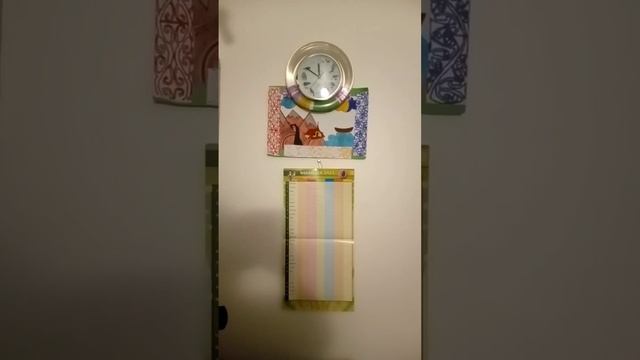 Часы и календарь весит на стене в комнате 46. смотреть онлайн