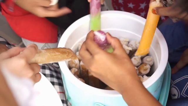 What If Jessica Jenica Jadi Penjual Es Lilin ? Lucunya...!!! Keliling Jualan Es смотреть онлайн