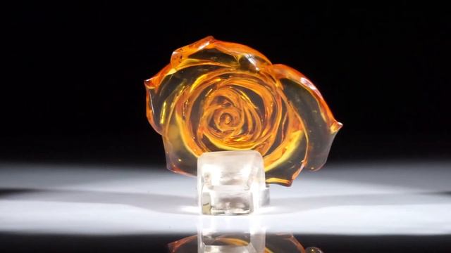 Bernstein 23ct. gravierte Rose, ca.39x30x11mm смотреть онлайн