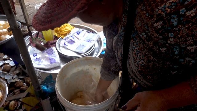 Palm Cakes, Pandan Noodle Dessert, Palm Seeds, & More - Cambodian Street Food @ Odong Hillside смотреть онлайн