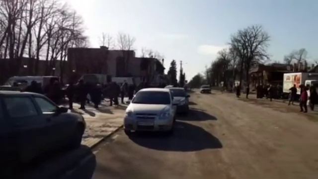 Волноваха постепенно возвращается к нормальной жизни, в городе работает рынок смотреть онлайн