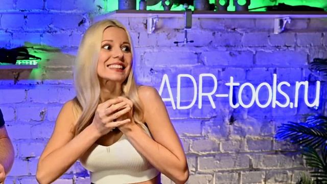 Строительный фен в руках блондинки ? ❗