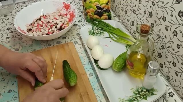 САЛАТ ,КОТОРЫЙ СЪЕДЯТ ПЕРВЫМ ЗА ПРАЗДНИЧНЫМ СТОЛОМ. смотреть онлайн