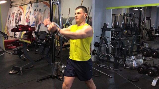 Сведение рук в кроссовере с нижнего блока смотреть онлайн