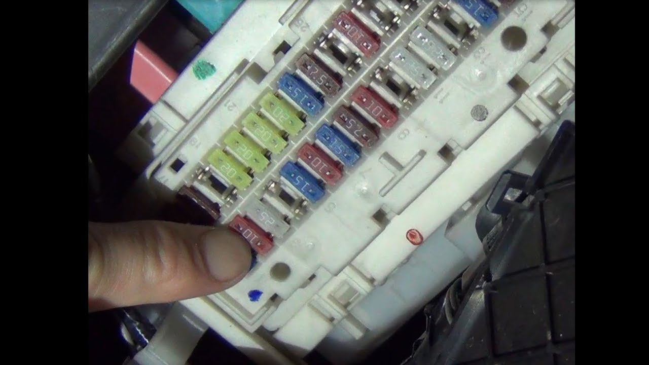 Замена предохранителя №14 обогревателя заднего стекла в тойоте королла Е150 смотреть онлайн