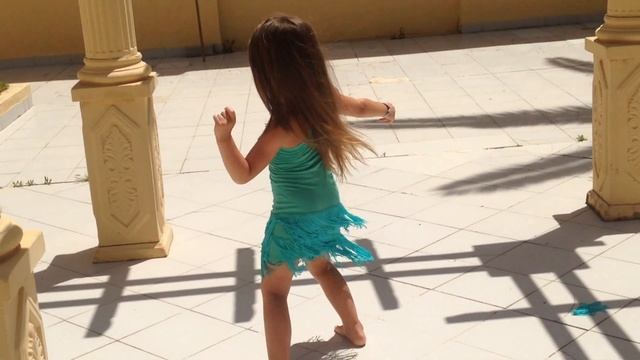 Gabriela dances to Shakira and Maluma song "Chantaje"/Габриэла танцует под песню Шакиры и Малумы смотреть онлайн