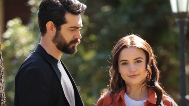 MIENTRAS BARIŞ BAKTAŞ ESTABA HACIENDO UNA TRANSMISIÓN EN VIVO, YAĞMUR YUKSEL PASÓ DETRÁS смотреть онлайн