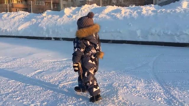 Как ребенок 1 год гуляет зимой в мороз. As a child 1 year walks in the winter in the cold. смотреть онлайн