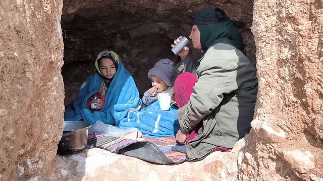Heavy snow and the help of a kind cameraman to nomadic mother and her daughters смотреть онлайн