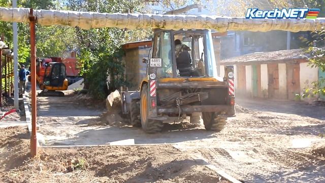 Во дворах по Вокзальному шоссе трудится тяжелая техника смотреть онлайн