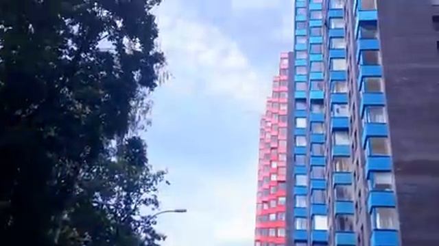 Женщина за 40. Двор у моего нового дома.