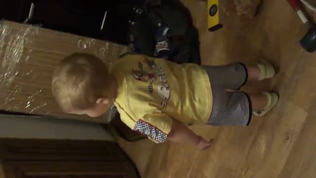 На Mebforum.ru - Артем устанавлевает мебель)))))).mp4