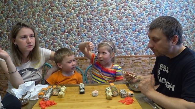 МУКБАНГ РОЛЛЫ СЕМЕЙНЫЙ СЕТ | MUKBANG ROLLS FAMILY SET #роллы #rolls #StepFamily #mukbang