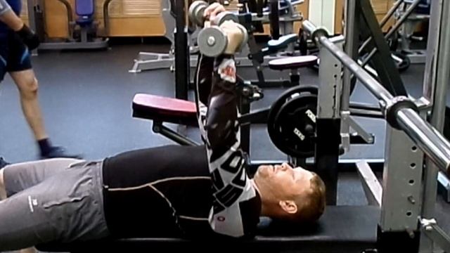 Разводка гантелей лежа на скамье техника выполнения смотреть онлайн