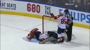 Игрок ударил клюшкой своего вратаря