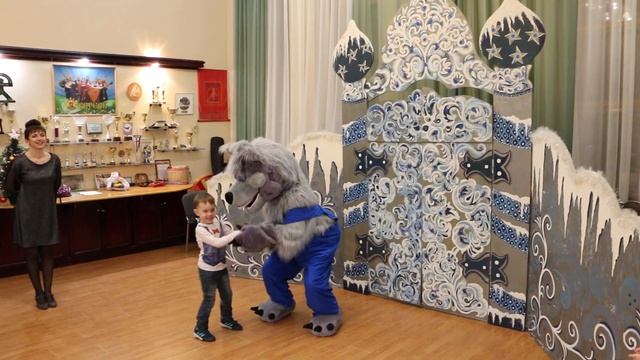 Волк ростовая кукла приветствует детей на детском утреннике смотреть онлайн