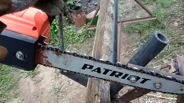 Простейший станок для пиления дров из подручных средств, своими руками.