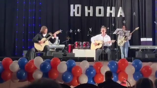 Парень с РАССТРОЕННОЙ гитарой рвёт зал | "Романс" Н. Гумилёв - Федосенко Денис/Украинец Антон смотреть онлайн