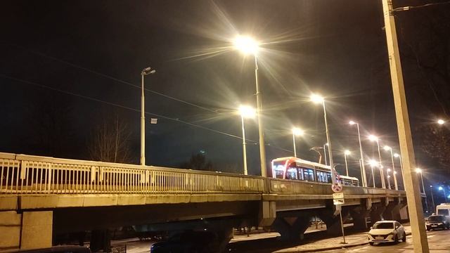 Трамваи заезжают и съезжают с Володарского моста через Неву... смотреть онлайн