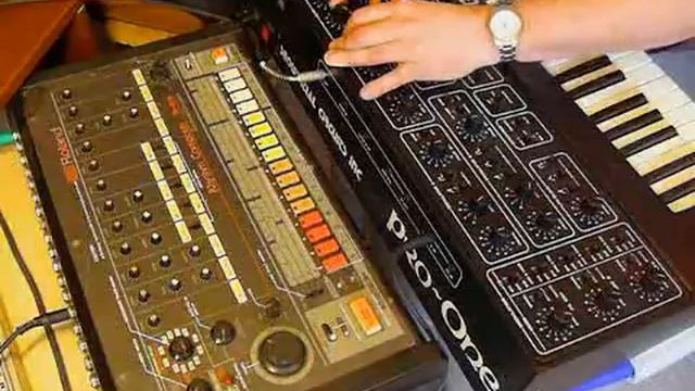 Sequential Circuits Pro-One "I feel love...with this synth" ;) смотреть онлайн