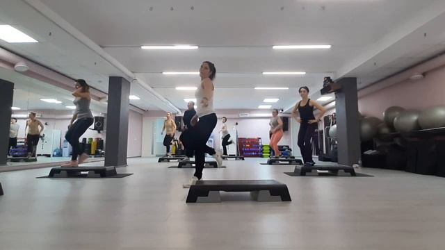 СТЕП АЭРОБИКА ЦЕЛАЯ ТРЕНИРОВКА / STEP AEROBICS смотреть онлайн