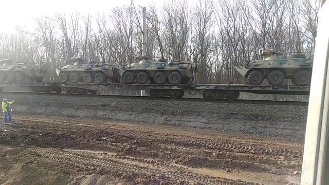 Новые БТР едут по жд в Крым. 3 апреля 2021. смотреть онлайн