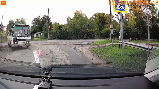 У автобуса открылась дверь в повороте прямо на ходу смотреть онлайн