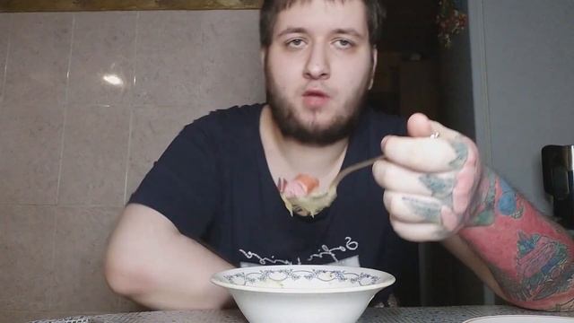 Мукбанг картошка с сосисками и передаю видео приветы!!!