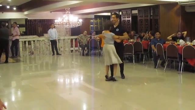 Kizomba dance exhibition of Yen yen and partner Roger Macaya with El Latino Allegro Band смотреть онлайн